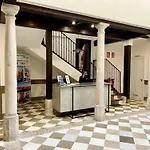 Apartamentos Puerta Elvira Suites 3000