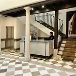 Apartamentos Puerta Elvira Suites 3000