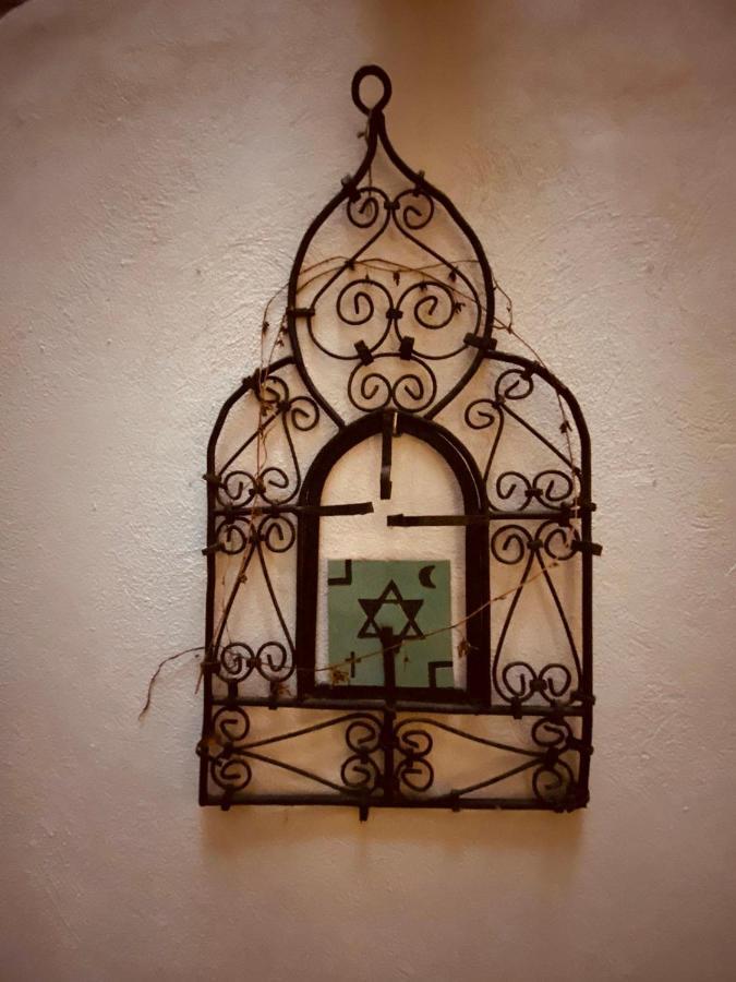 La Casa Rota De *