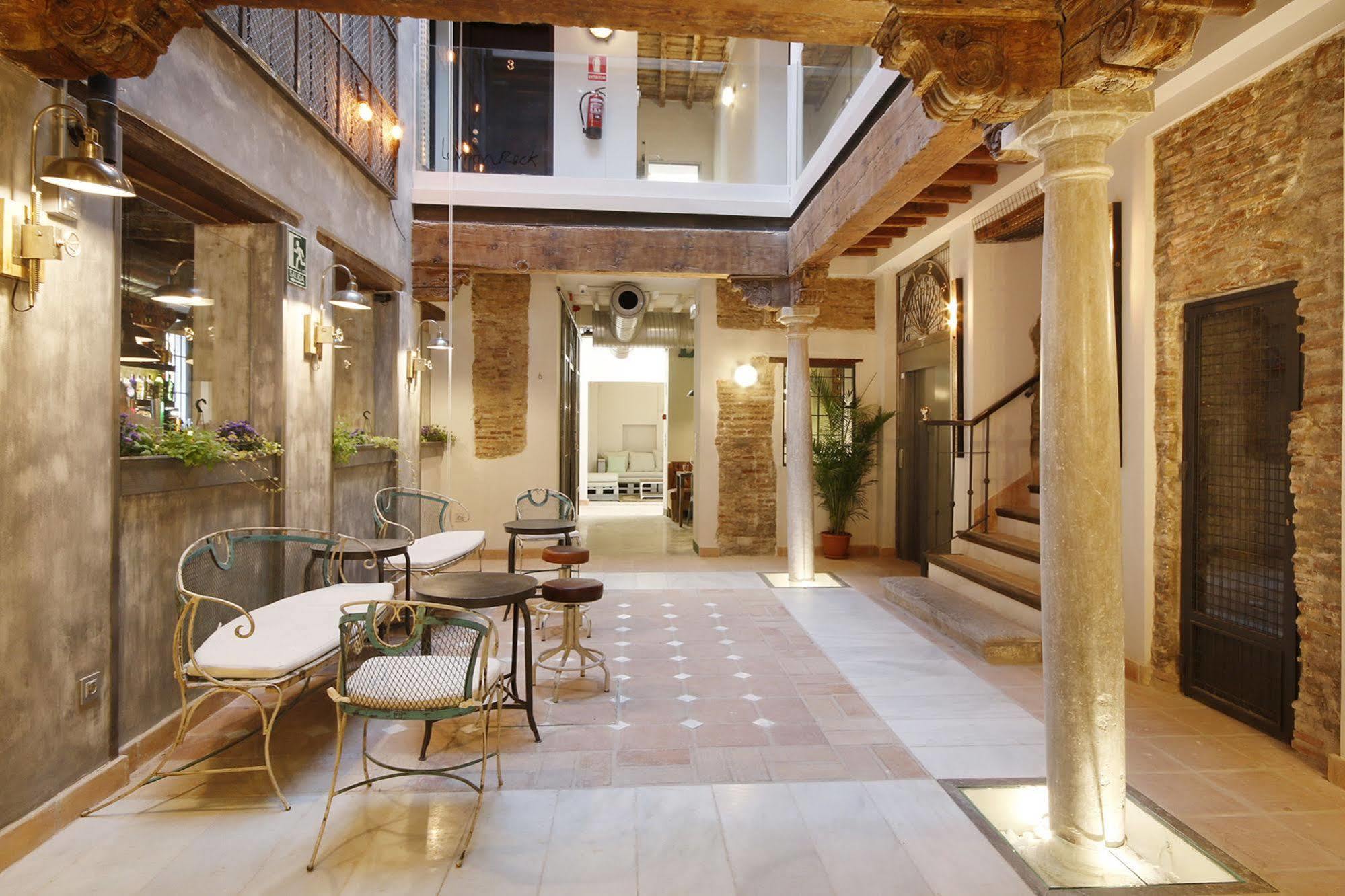 Lemon Rock Hostal
