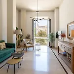 Chezmoihomes Town Hall Apartment