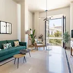 Chezmoihomes Town Hall Apartment
