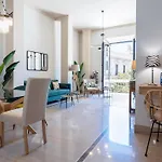 Chezmoihomes Town Hall Apartment