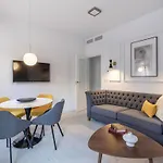 Central Stylish And Elegant 1 & 2 Bedroom Apartments I
