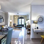 Elegant Town Hall Apartment With Views