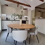Navas Penthouse 301 By Florentia Homes