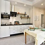 Bright & Elegant City Centre 3 Bedroom Apart