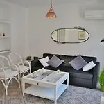 La Casa Junto a la Catedral