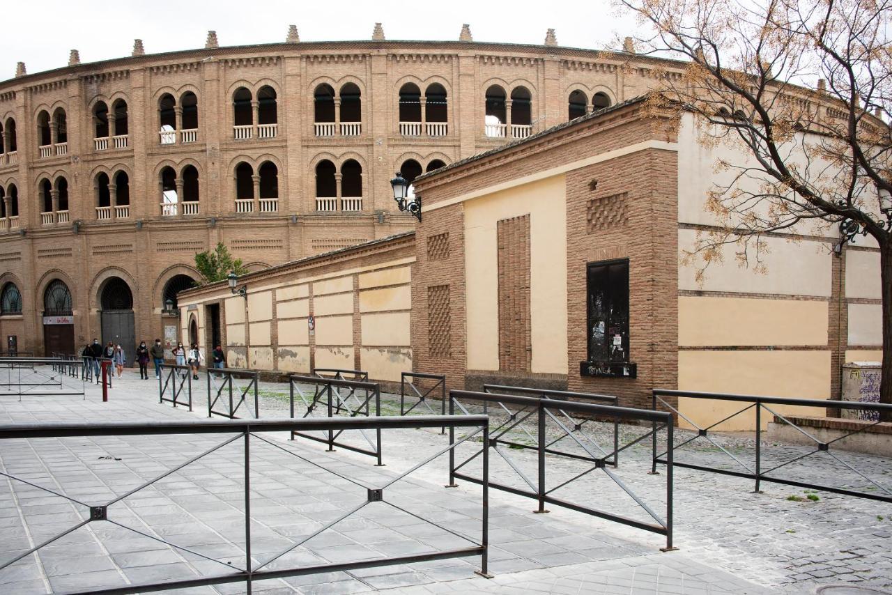 Duerme Junto A La Plaza De Toros De Granada. *