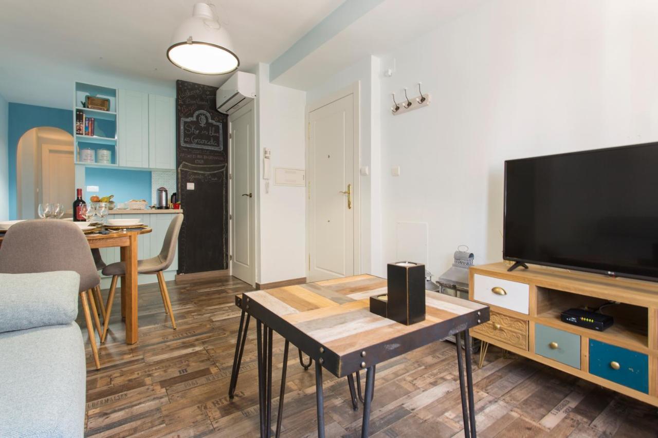 Sky Is Blue In Private Parking Included Apartamento *