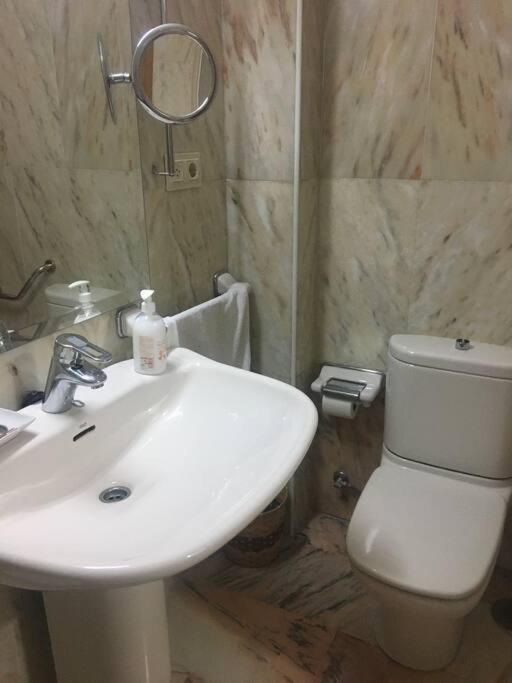 Amplio Apartamento En Plaza Trinidad * Granada