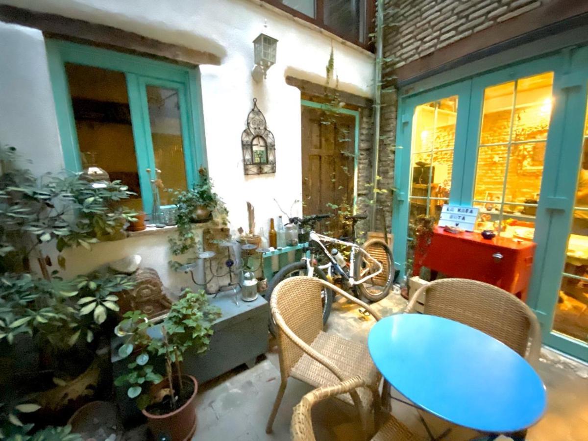 La Casa Rota De *