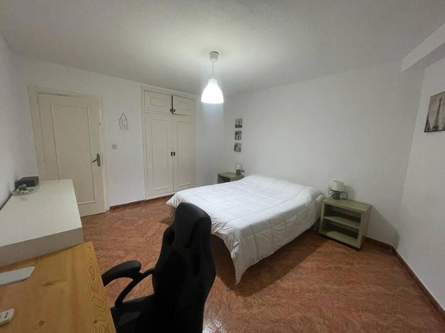 Lovely One Bedroom Flat- Excellent Location * Granada