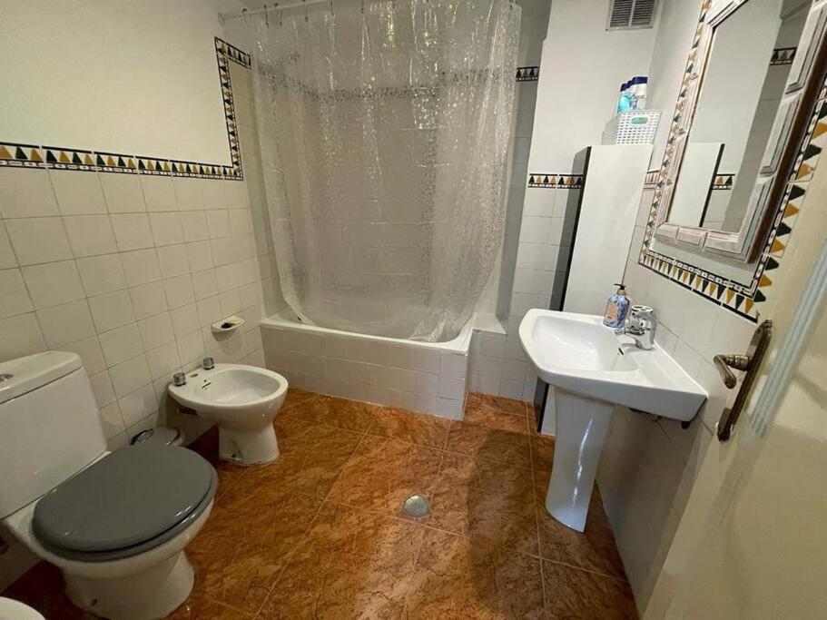 Lovely One Bedroom Flat- Excellent Location * Granada