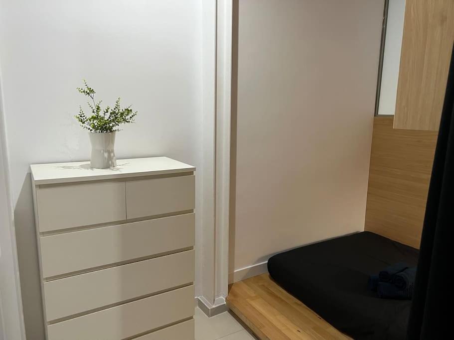 Japanese Style 9 Person Flat, Close To Alhambra * Granada