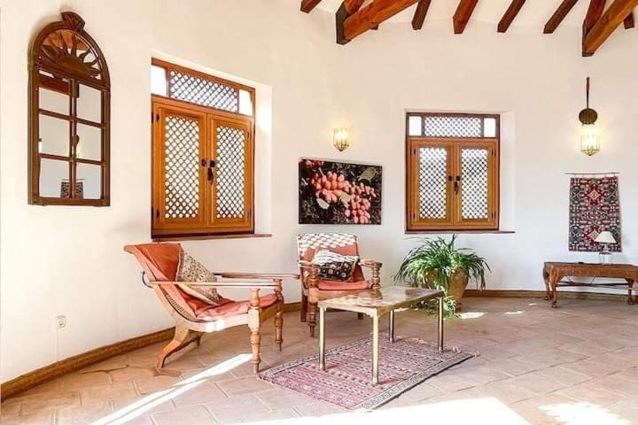 Traditional Farmhouse; Large Pool,gardens & Views. Villa Granada