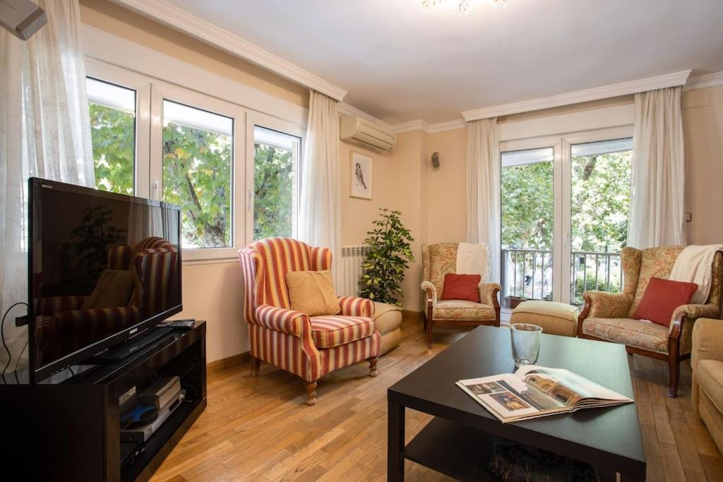Centrico Y Espacioso. Parking Gratuito. Apartamento