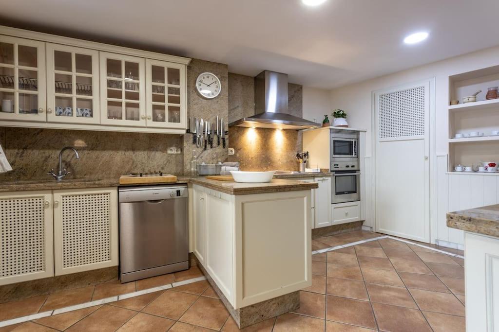 Centrico Y Espacioso. Parking Gratuito. Apartamento *