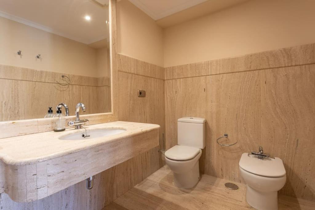 Centrico Y Espacioso. Parking Gratuito. Apartamento Granada