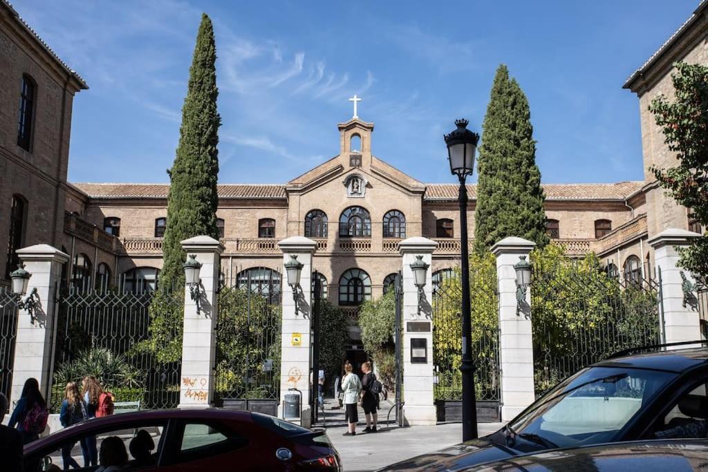 Centrico Y Espacioso. Parking Gratuito. Apartamento Granada