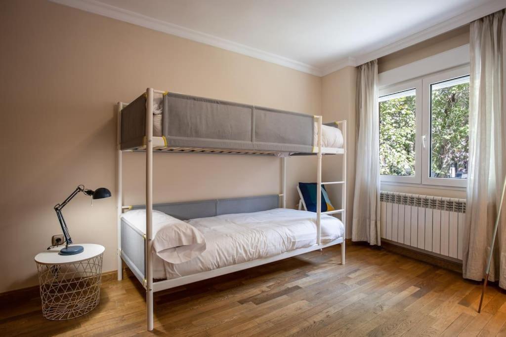 Apartamento Centrico Y Espacioso. Parking Gratuito. Granada