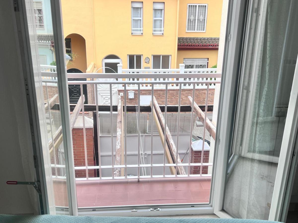 Casa Ideal Familias Y Grupos Con Balcones Exterior Soleada Patios Cerca Alhambra, Sierra Nevada, Rio Genil, Lancha Del Genil, Parque Llano Y Reloj Del Sol Con Barbacoas, Campo De Futbol, Circuito Gimnasia Habitación en casa particular
