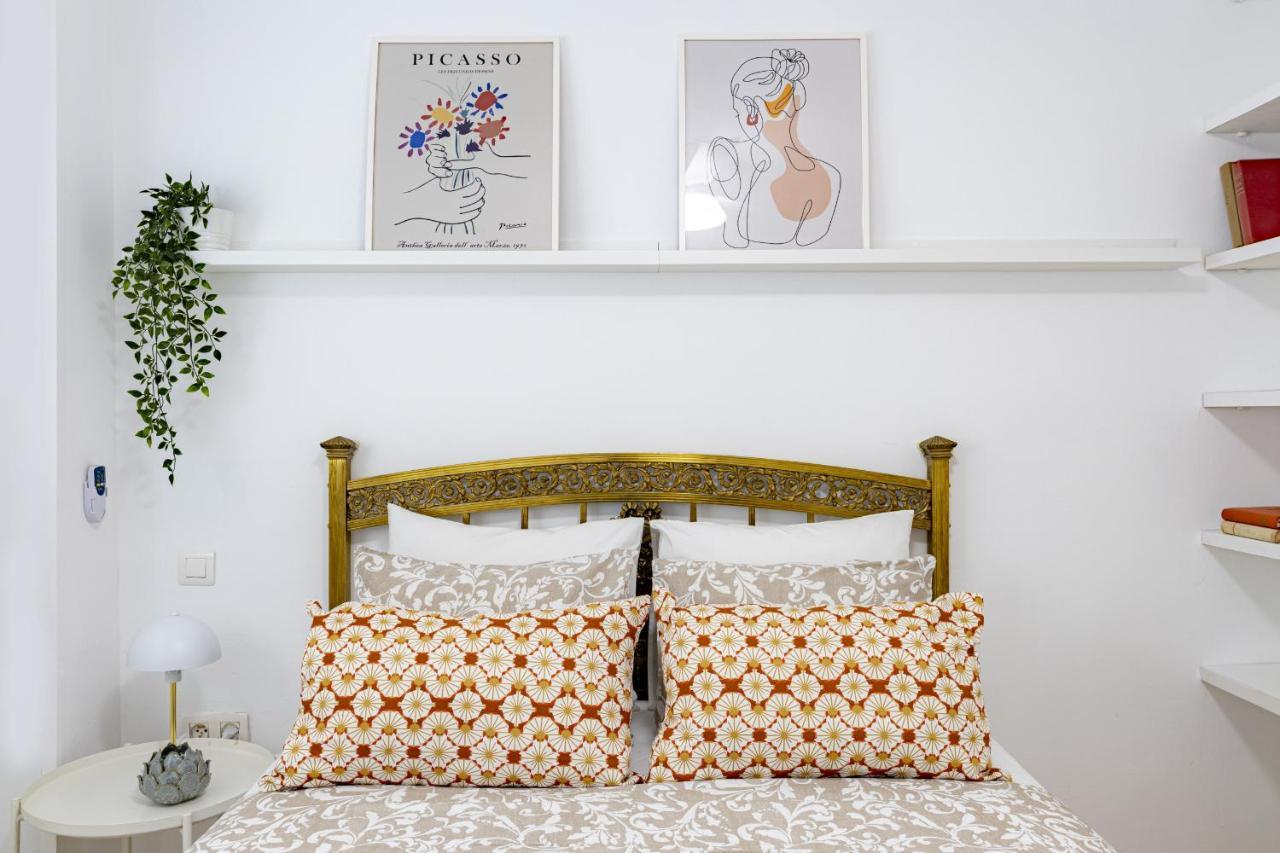 Mariana & Ganivet - Hostatel Apartment