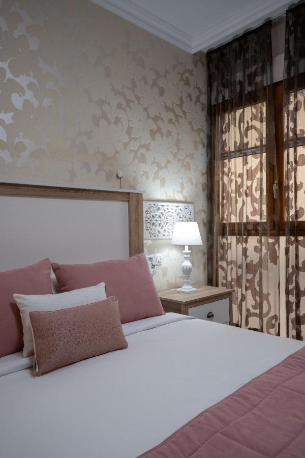 Reina Aixa- Centro Apartment *