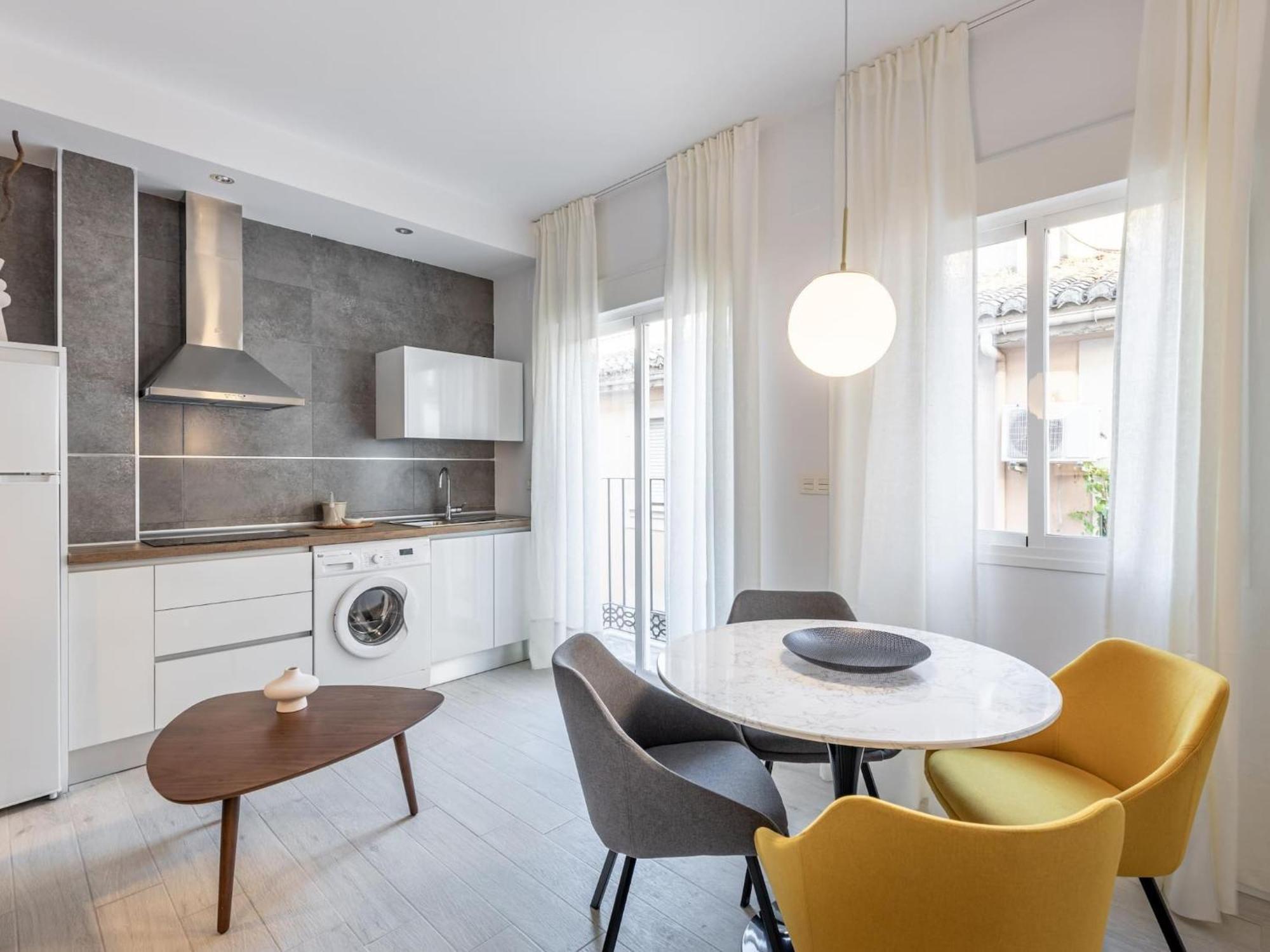 Stylish And Elegant 1 & 2 Bedroom I Apartment *