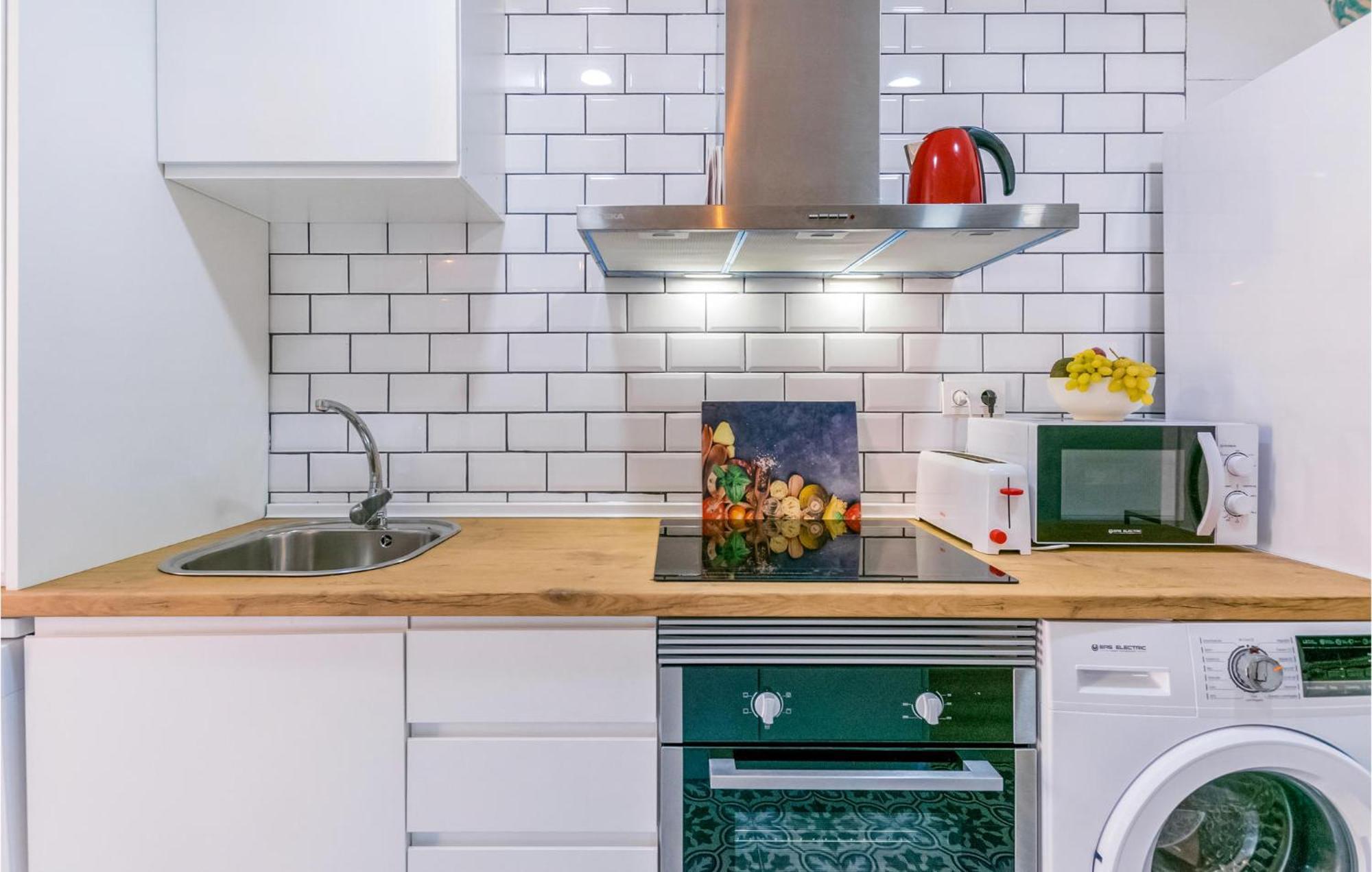Apartamento Beautiful In With Kitchen