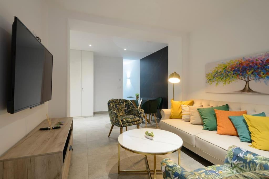 Ayres Apartment *