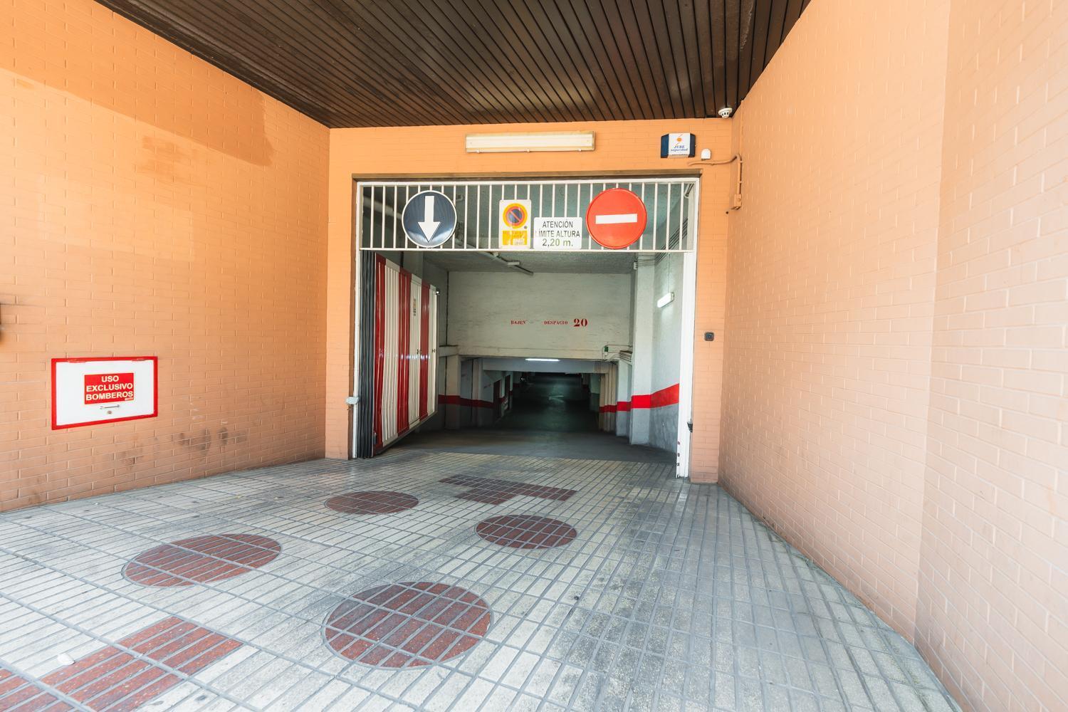 Constitucion - Free Parking Granada