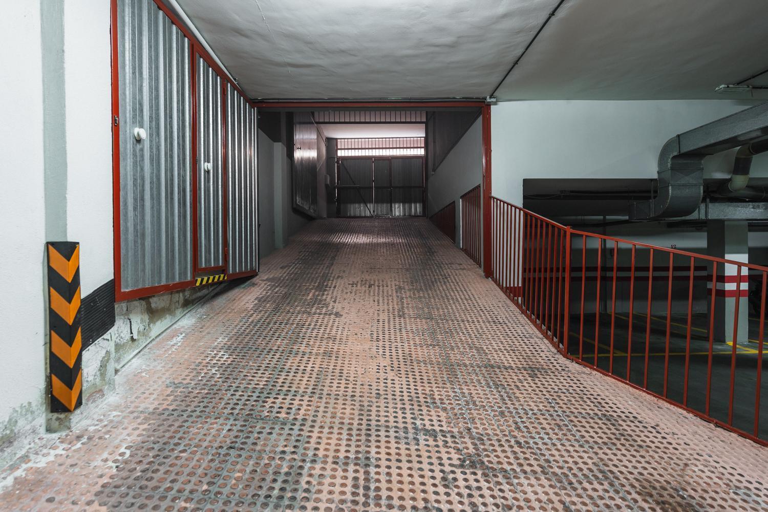 Mano De Hierro - Free Parking