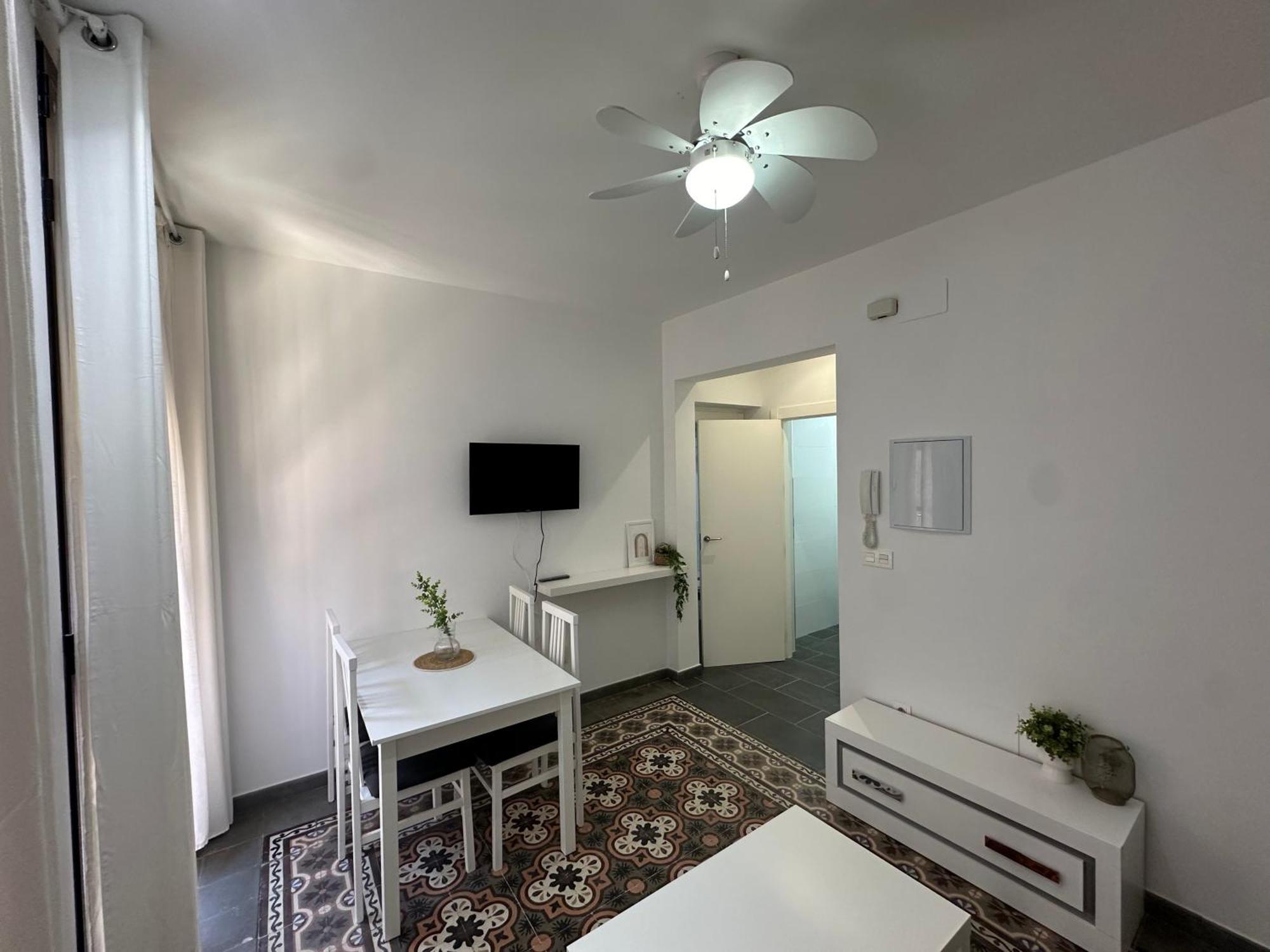 Center Living Apartment *