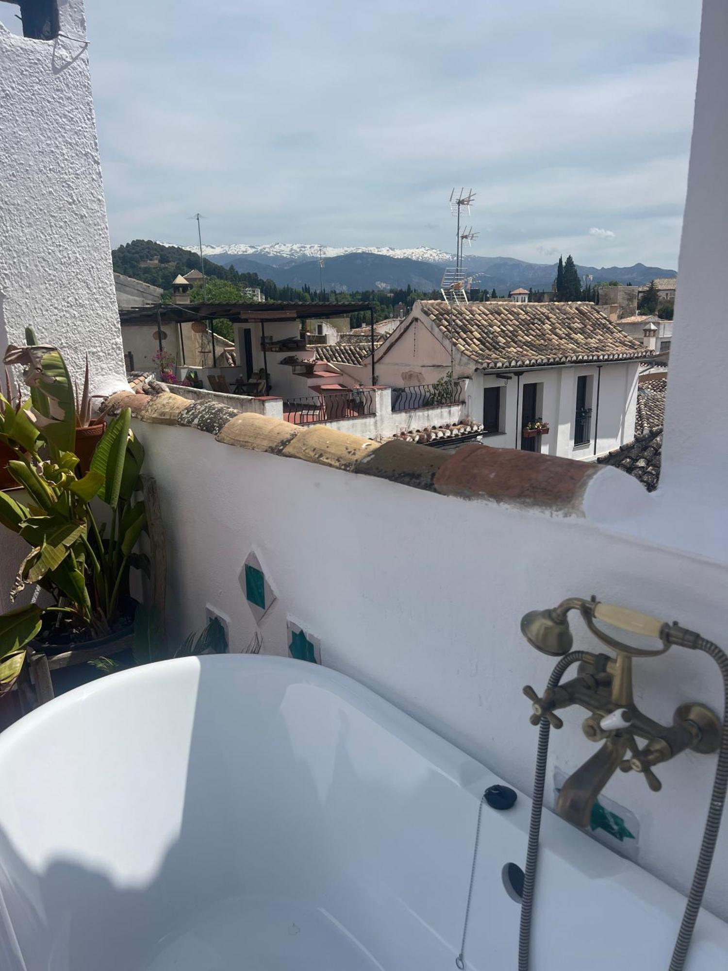 Cosy House, Sunny Terrace, Amazing Views & Outdoor Bathtub!