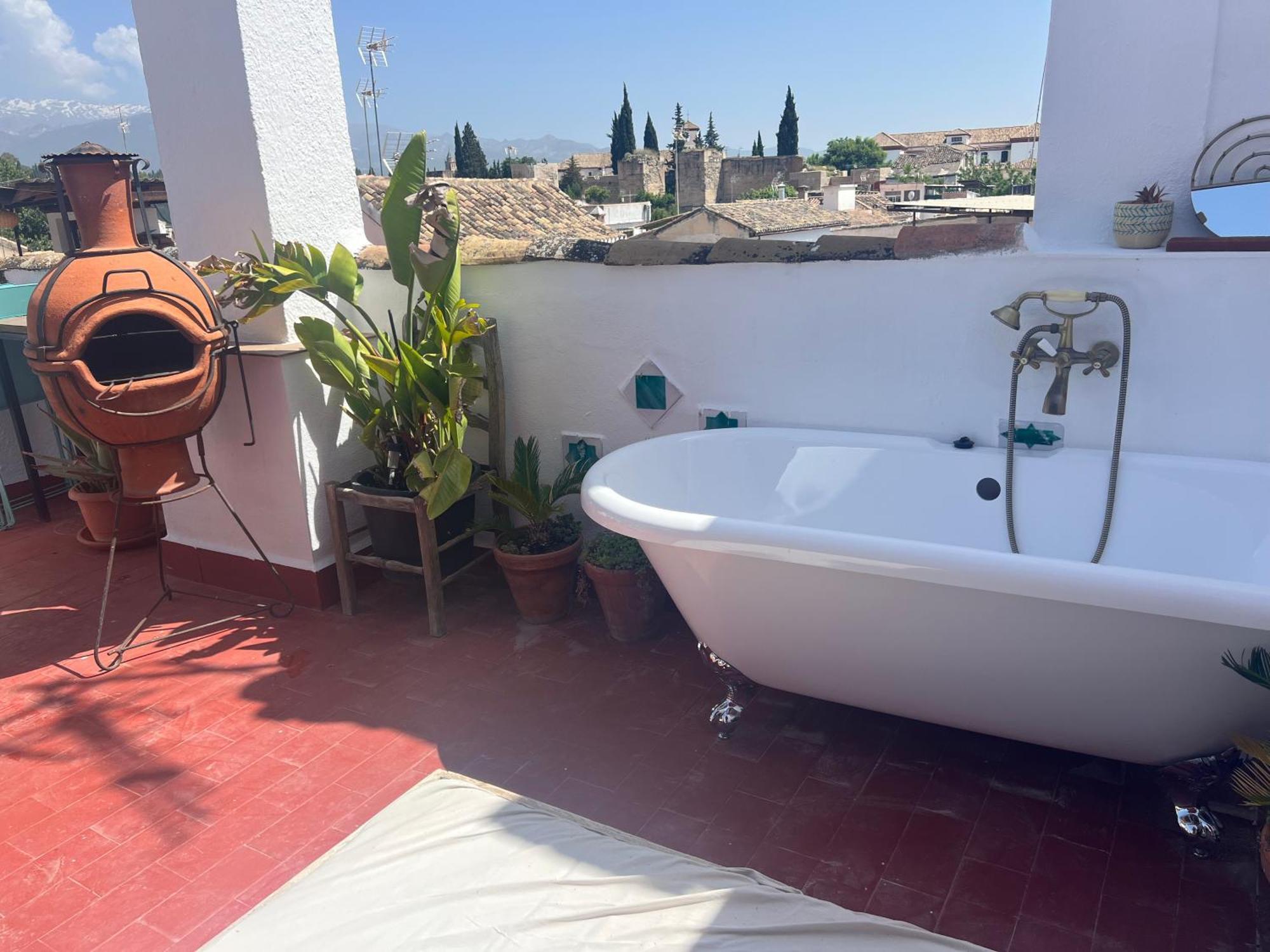 Cosy House, Sunny Terrace, Amazing Views & Outdoor Bathtub! Holiday home *
