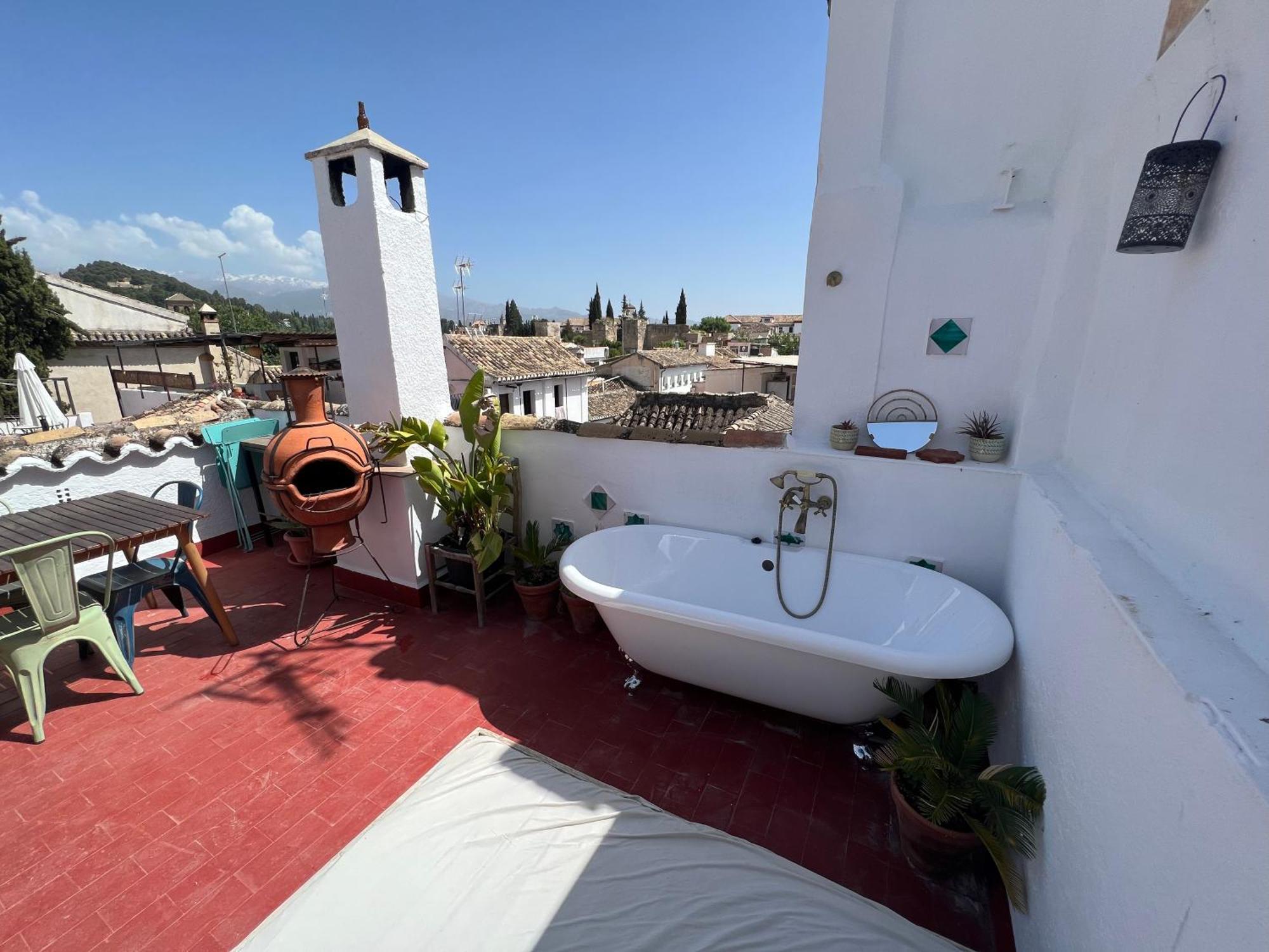 Cosy House, Sunny Terrace, Amazing Views & Outdoor Bathtub! Holiday home *