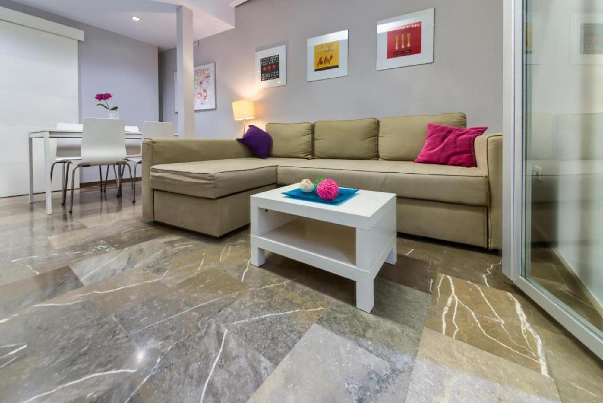 En Casco Historico Con Terraza Comunitaria Y Parking Opcional Apartamento Granada