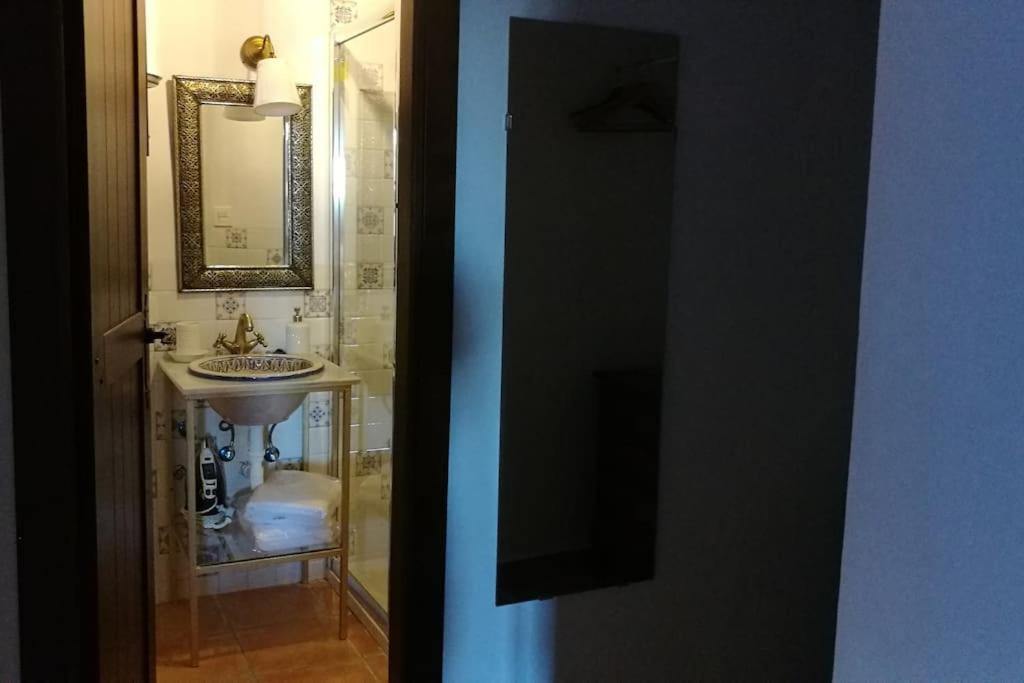 Cerca De La Alhambra, La Casa Del Cuento, Primero * Granada