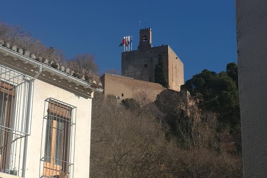 Cerca De La Alhambra, La Casa Del Cuento, Segundo *