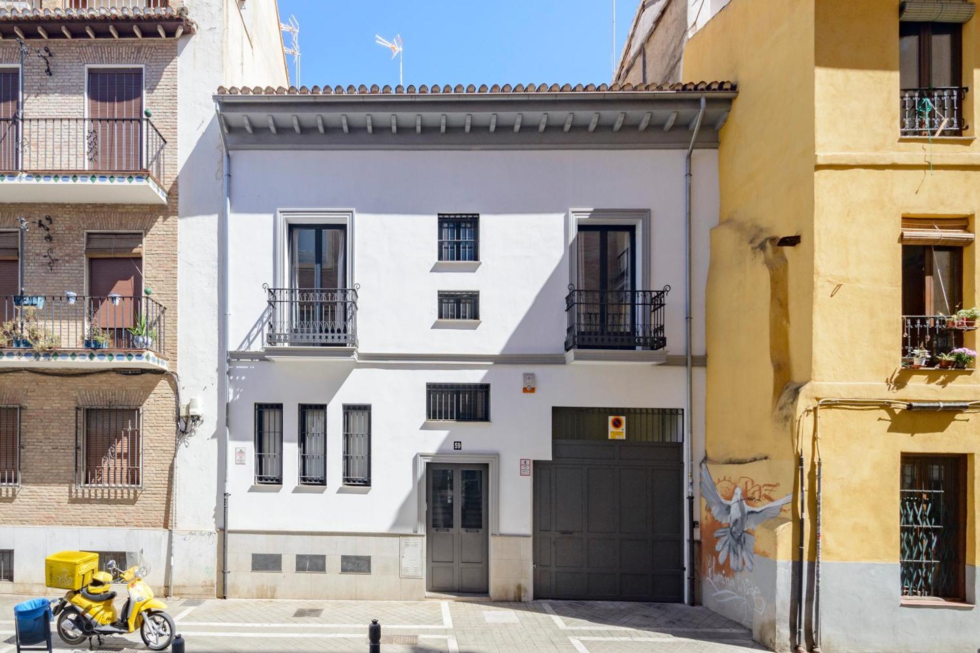 J De La Alhambra *