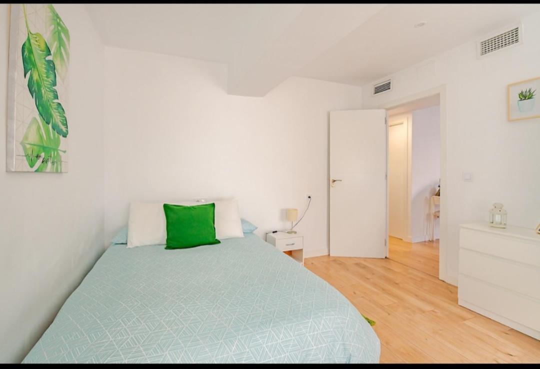 Apartamento Piso Con Garaje Gratis En El Centro De Granada.