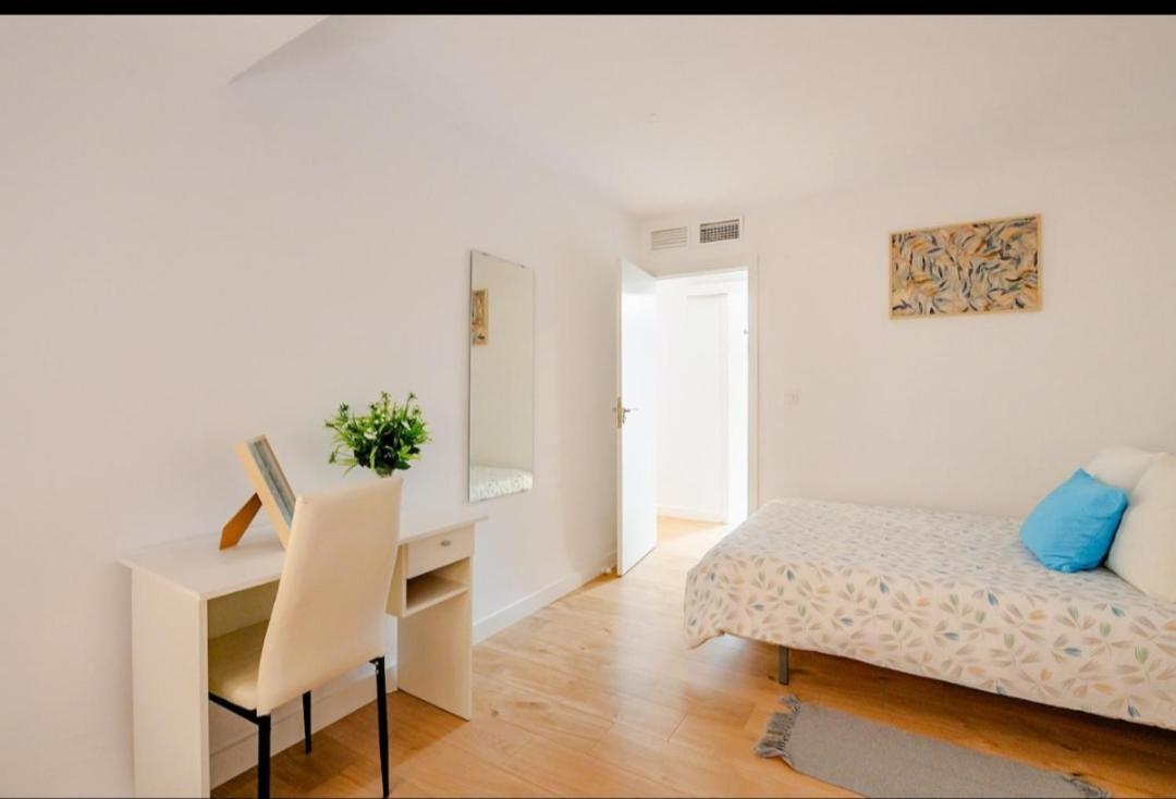 Piso Con Garaje Gratis En El Centro De Granada. Apartamento Granada