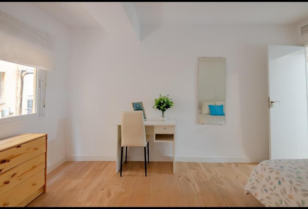 Piso Con Garaje Gratis En El Centro De Granada. Apartamento Granada