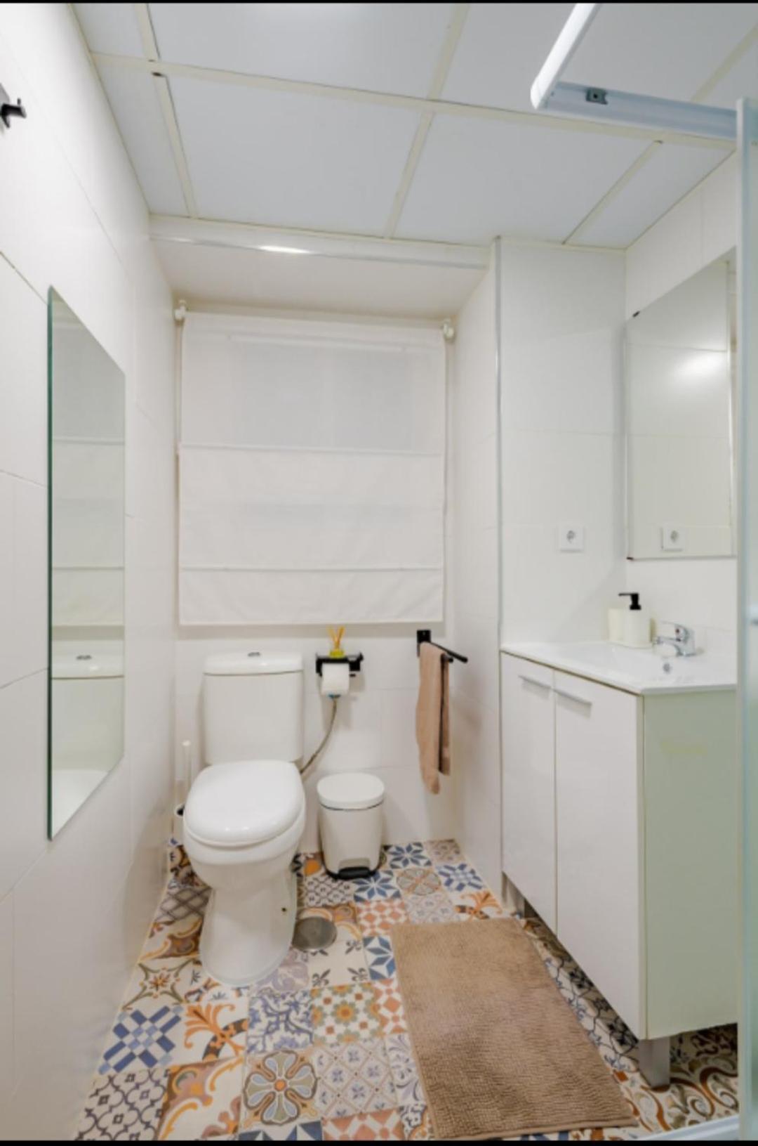Apartamento Piso Con Garaje Gratis En El Centro De Granada.
