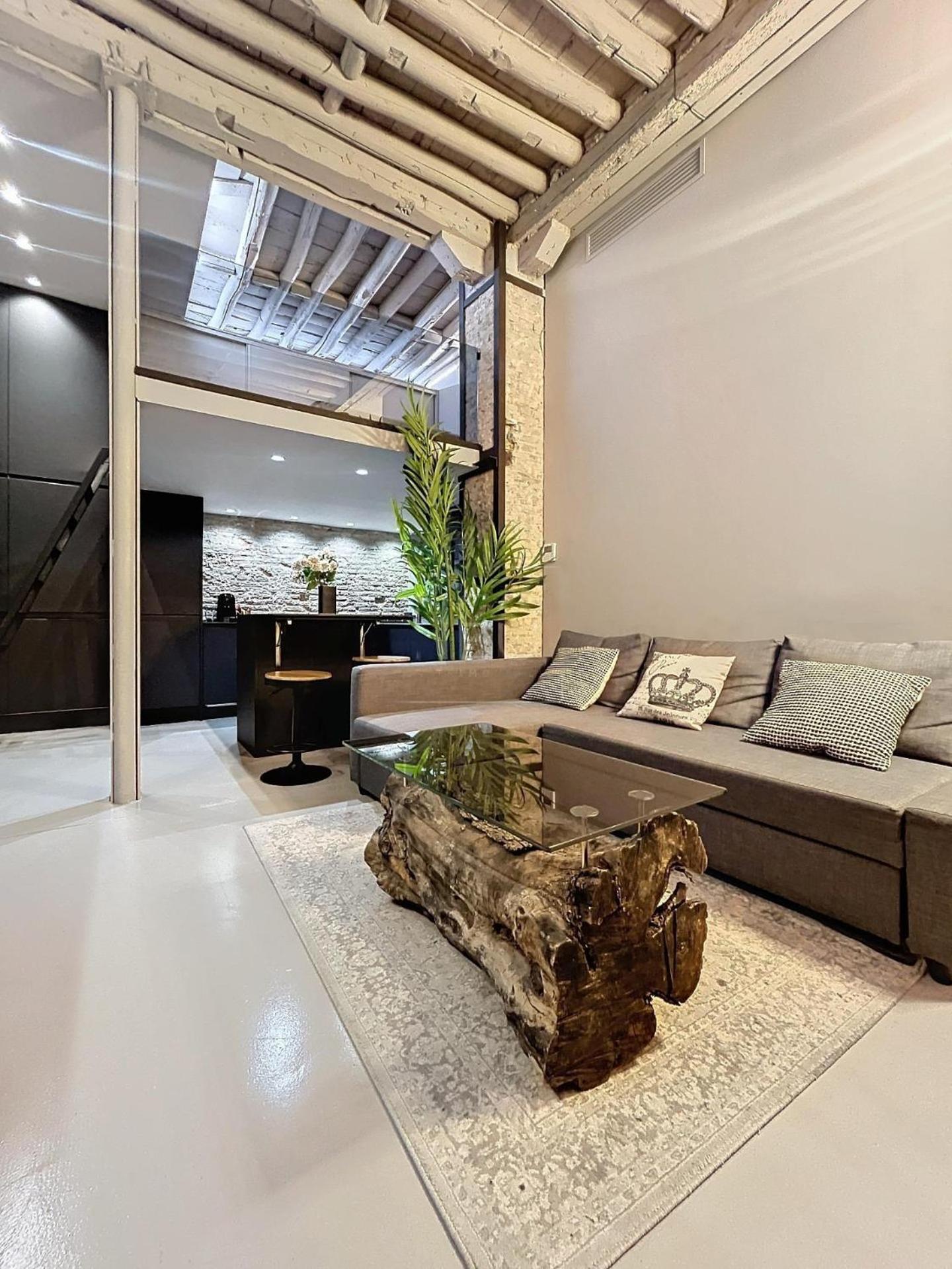 H&h Santa Paula Apartment