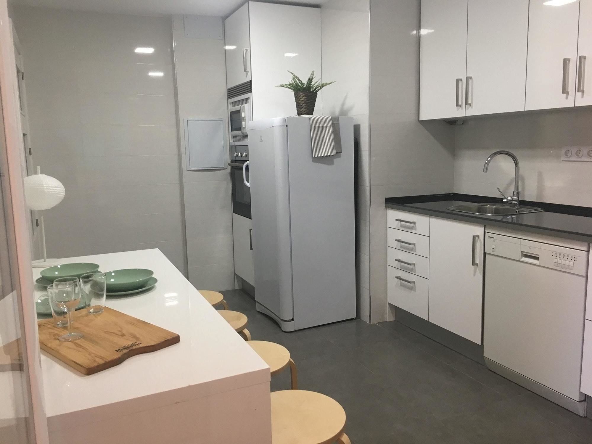 With 4 Bedrooms In Granada, With Wonderful View, Furnis Apartamento