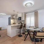 Casa Al Andalus - Chic, Serene, And Posh Center City Pad