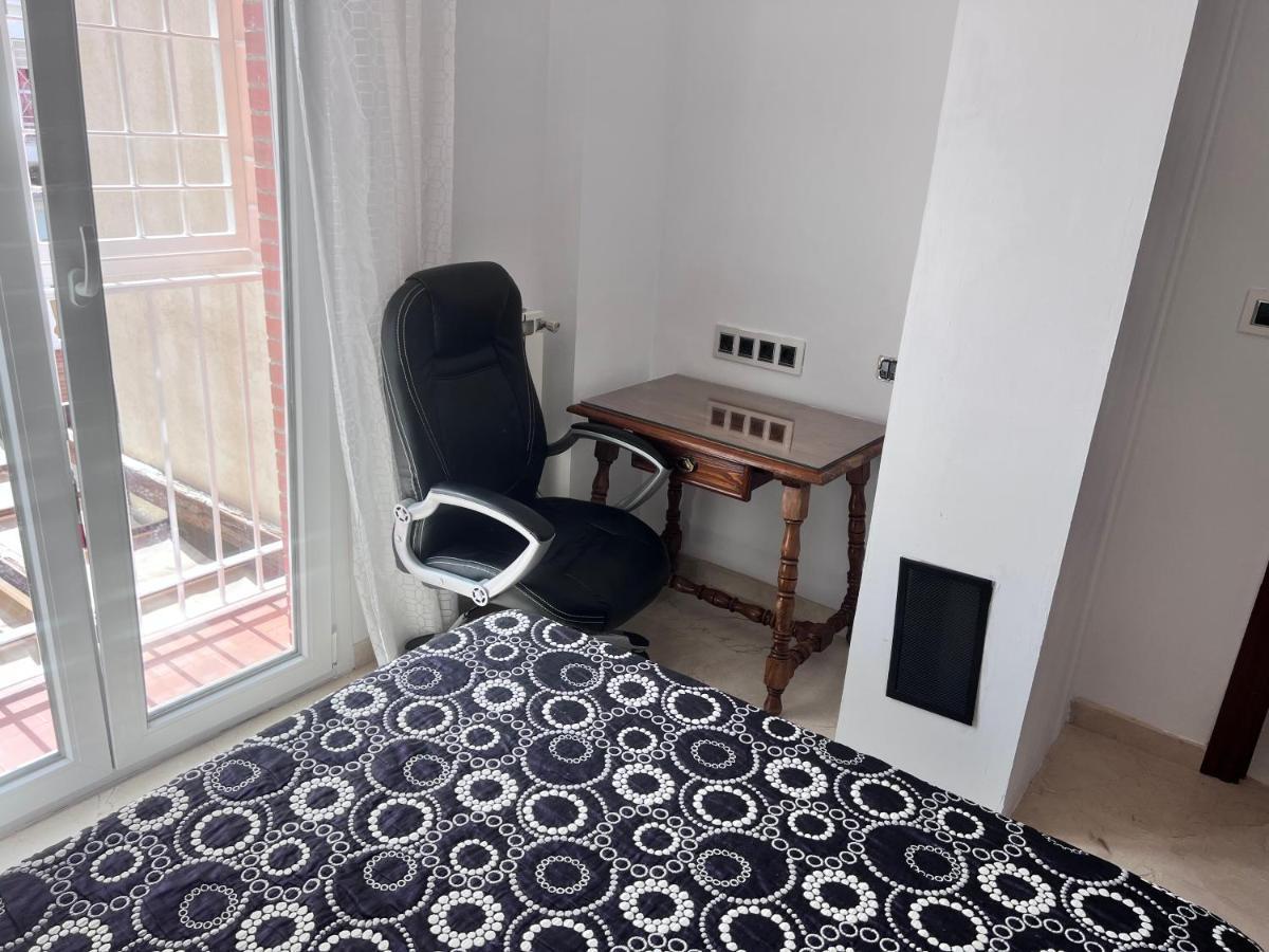 Casa Ideal Familias Y Grupos Con Balcones Exterior Soleada Patios Cerca Alhambra, Sierra Nevada, Rio Genil, Lancha Del Genil, Parque Llano Y Reloj Del Sol Con Barbacoas, Campo De Futbol, Circuito Gimnasia Granada