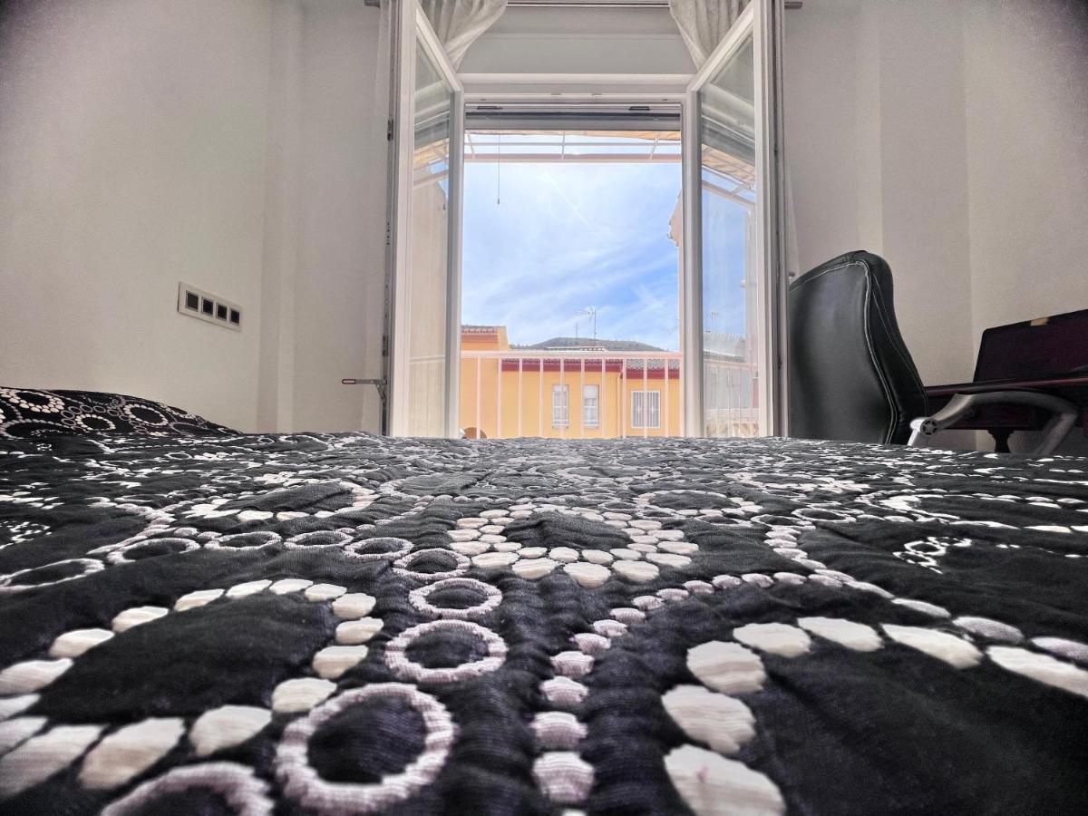 Homestay Casa Ideal Familias Y Grupos Con Balcones Exterior Soleada Patios Cerca Alhambra, Sierra Nevada, Rio Genil, Lancha Del Genil, Parque Llano Y Reloj Del Sol Con Barbacoas, Campo De Futbol, Circuito Gimnasia Granada